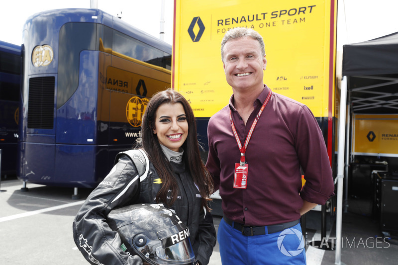 Aseel Al-Hamad, miembra de la federación automovilística de Arabia Saudi y representante FIA de Arabia Saudi en la Comisión de Mujeres en el Motorsport, con David Coulthard