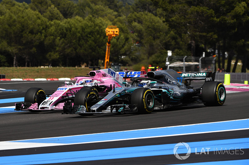 Valtteri Bottas, Mercedes-AMG F1 W09 y Sergio Perez, Force India VJM11 battle