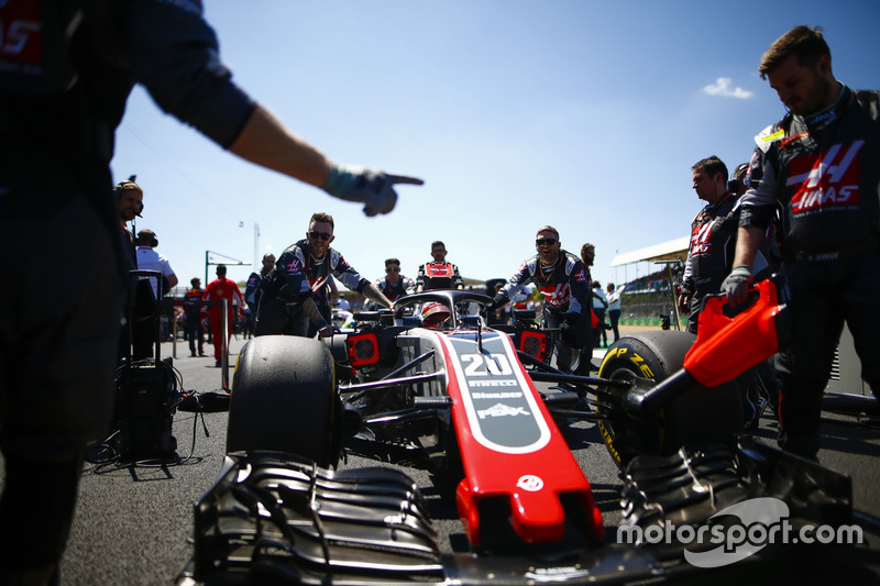 Kevin Magnussen, Haas F1 Team VF-18, arrives on the grid