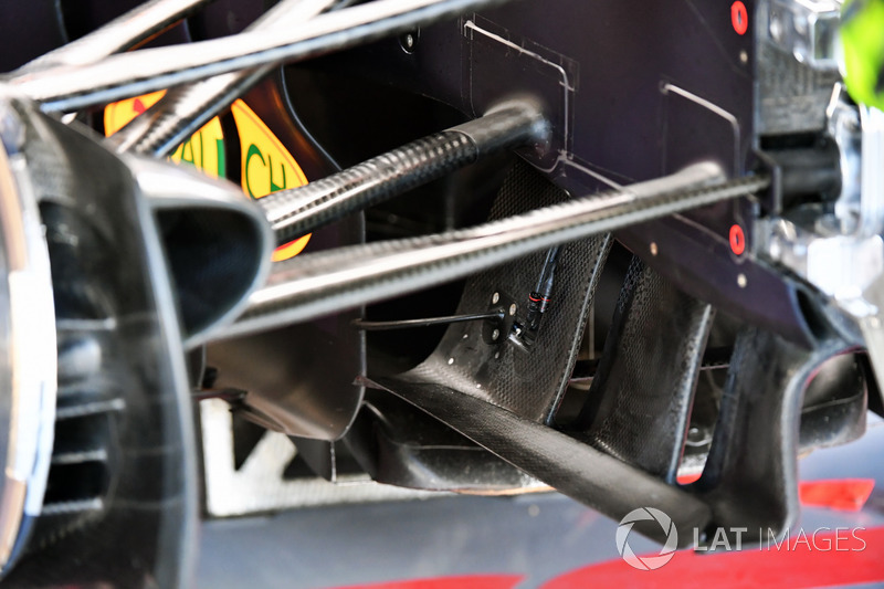 Red Bull Racing RB14, első felfüggesztés, részlet