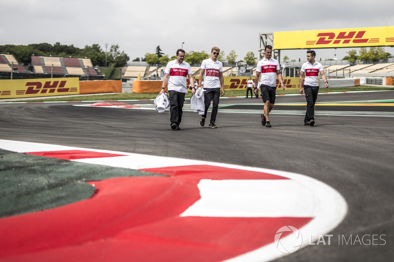 Marcus Ericsson, Sauber walks the track