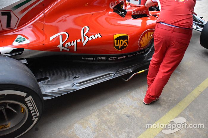 Outro ângulo dos novos orifícios alongados no assoalho do SF71H, logo à frente dos buracos normalmente encontrados em um ângulo de 45 graus logo à frente do pneu traseiro.