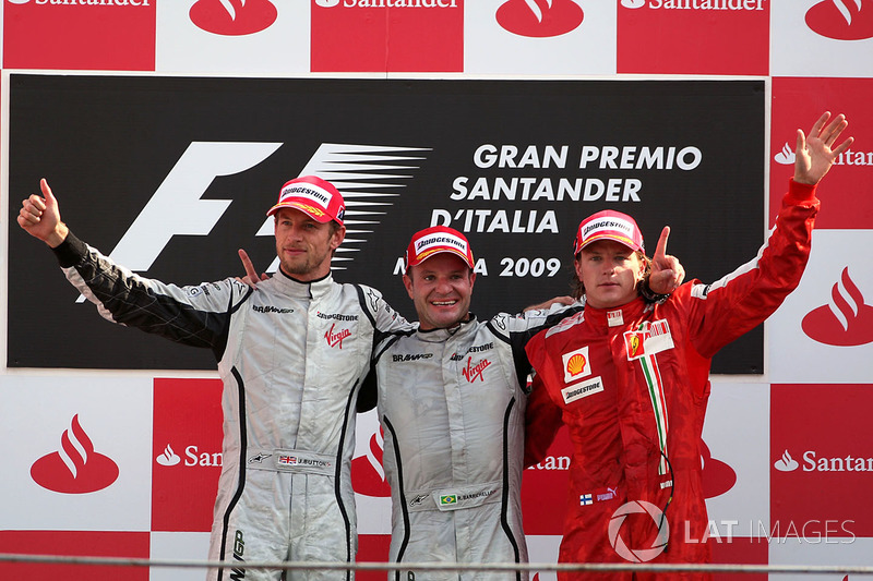 Podium: racewinnaar Rubens Barrichello, Brawn Grand Prix, tweede plaats Jenson Button, Brawn Grand Prix, en derde plaats Kimi Raikkonen, Ferrari