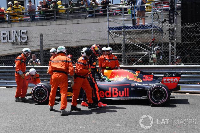 Max Verstappen, Red Bull Racing RB14, después del choque