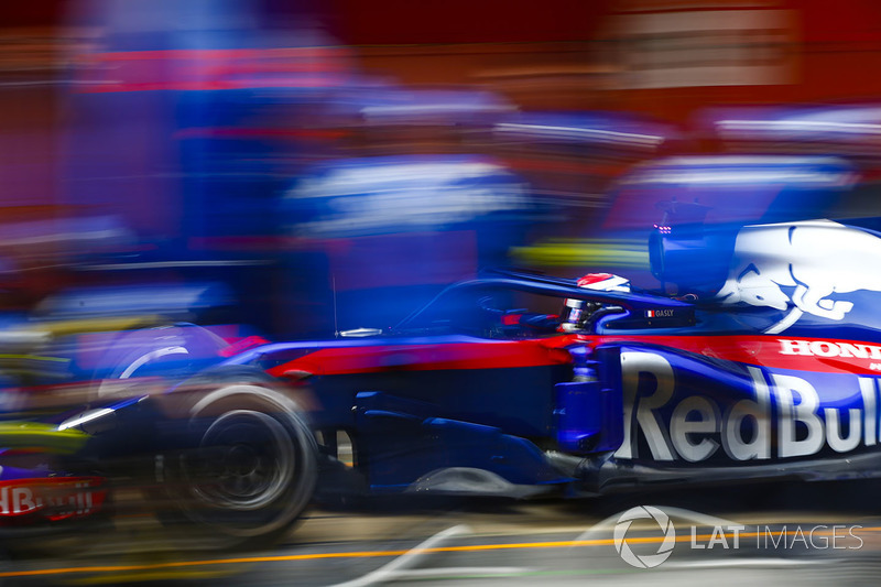 Pierre Gasly, Scuderia Toro Rosso STR13, pit stop action