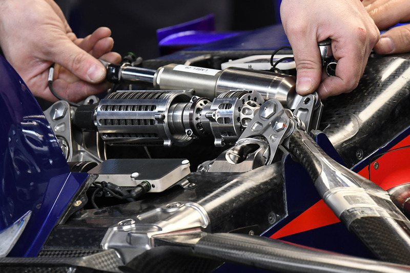 Suspension avant de la Toro Rosso STR13