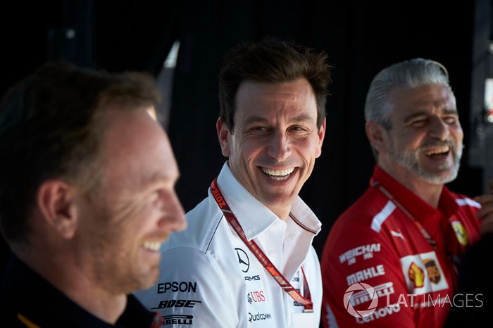 Christian Horner, director del equipo, Red Bull Racing, Toto Wolff, director ejecutivo (negocios), Mercedes AMG, y Maurizio Arrivabene, director del equipo, Ferrari, en el escenario