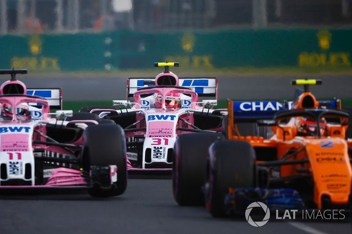 Stoffel Vandoorne, McLaren MCL33 Renault, Sergio Perez, Force India VJM11 Mercedes, y Esteban Ocon, Force India VJM11 Mercedes, at the start