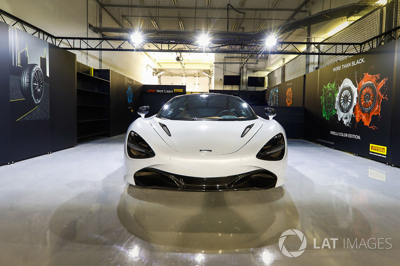 McLaren Hot Laps coche en el garaje