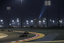 Pierre Gasly, Toro Rosso STR13 Honda, devant Kevin Magnussen, Haas F1 Team VF-18 Ferrari, et Esteban Ocon, Force India VJM11 Mercedes