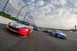 Kevin Harvick, Stewart-Haas Racing, Ford Fusion Busch Light and Ryan Blaney, Team Penske, Ford Fusion REV Group