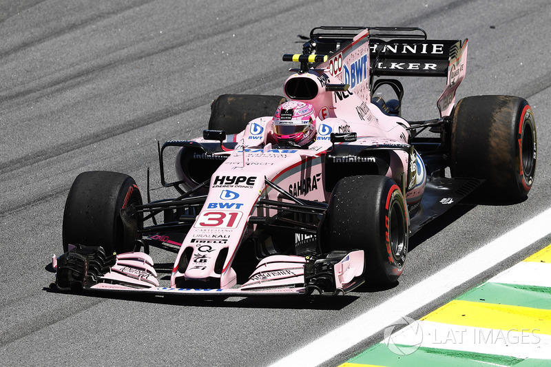 Esteban Ocon, Sahara Force India F1 VJM10, attempts to limp back to the pits with a puncture and damage