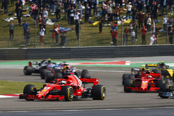 Sebastian Vettel, Ferrari SF71H, Valtteri Bottas, Mercedes AMG F1 W09, Kimi Raikkonen, Ferrari SF71H, Max Verstappen, Red Bull Racing RB14 Tag Heuer, e il resto del gruppo