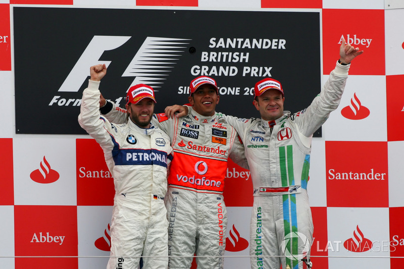 Podium: tweede plaats Nick Heidfeld, BMW Sauber F1, racewinnaar Lewis Hamilton, McLaren, derde plaats Rubens Barrichello, Honda Racing F1 Team