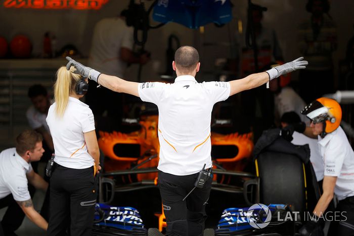 El equipo McLaren se prepara para sacar a Fernando Alonso, McLaren MCL33, en clasificación