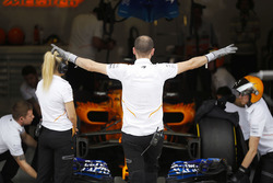 Il team McLaren si prepara a mandare in pista Fernando Alonso, McLaren MCL33, per un giro di qualifica
