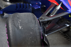 Pierre Gasly, Scuderia Toro Rosso STR13 flat spot