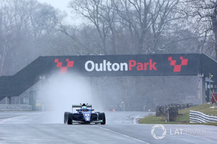 Billy Monger en su coche de carreras regreso a probar el Carlin MSV Fórmula 3