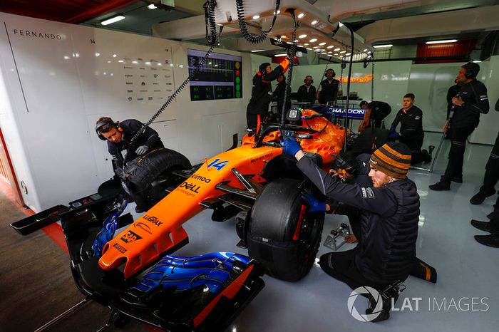 Fernando Alonso, McLaren MCL33, en pits