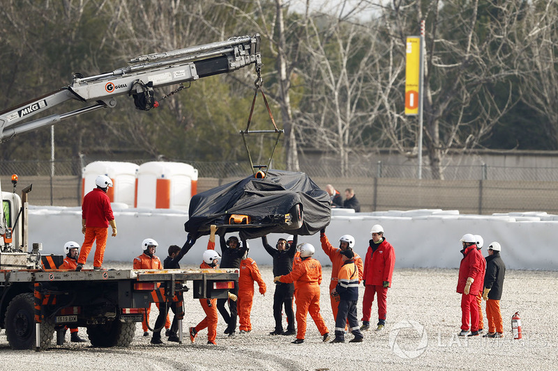 Маршалы эвакуируют с трассы McLaren MCL33 Фернандо Алонсо