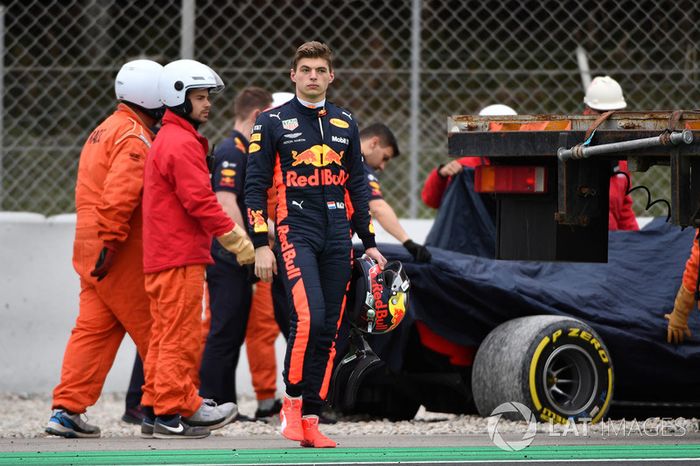 Max Verstappen, Red Bull Racing entra después de girar en la grava