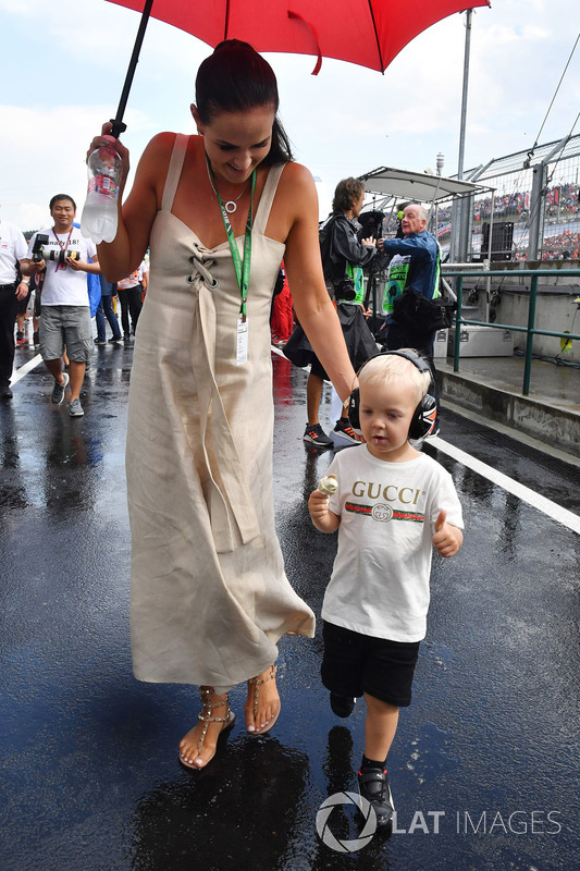 Minttu Virtanen, moglie di Kimi Raikkonen, Ferrari, con il figlio Robin Raikkonen