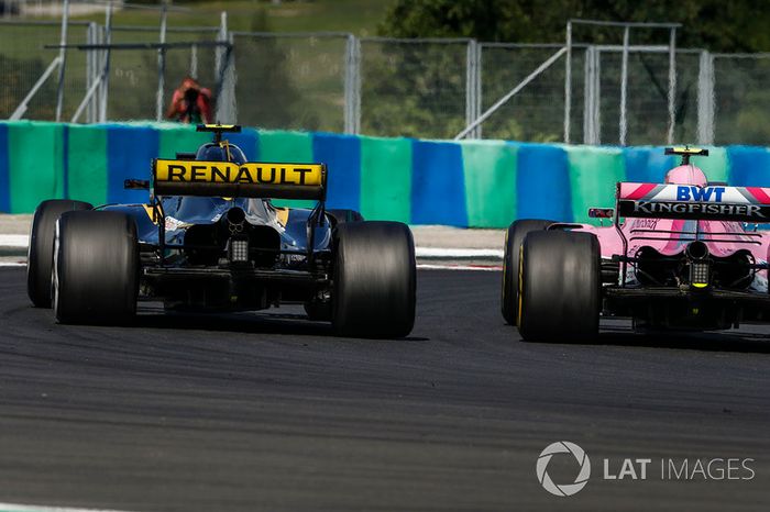 Esteban Ocon, Force India VJM11, lucha con Carlos Sainz Jr., Renault Sport F1 Team R.S. 18