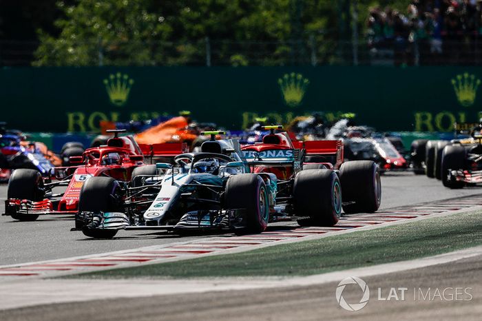 Valtteri Bottas, Mercedes AMG F1 W09, Kimi Raikkonen, Ferrari SF71H, Sebastian Vettel, Ferrari SF71H, en la salida