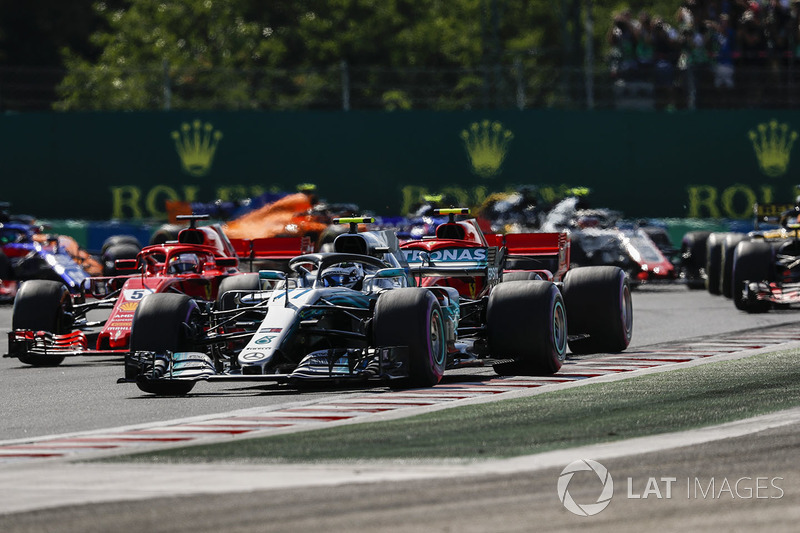 Valtteri Bottas, Mercedes AMG F1 W09, di depan Kimi Raikkonen, Ferrari SF71H, Sebastian Vettel, Ferrari SF71H