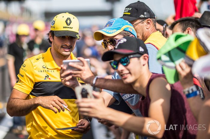 Carlos Sainz Jr., Renault Sport F1 Team, se hace un selfie con aficionados