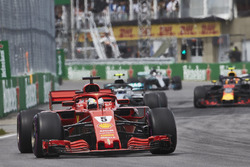 Sebastian Vettel, Ferrari SF71H, y Valtteri Bottas, Mercedes AMG F1 W09