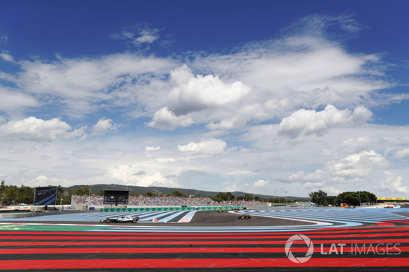 Lewis Hamilton, Mercedes AMG F1 W09, precede Max Verstappen, Red Bull Racing RB14, Carlos Sainz Jr., Renault Sport F1 Team R.S. 18, e Daniel Ricciardo, Red Bull Racing RB14