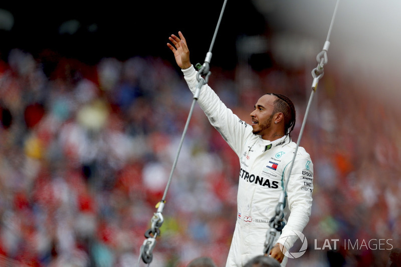 Lewis Hamilton, Mercedes AMG F1, fête sa victoire dans le Parc Fermé
