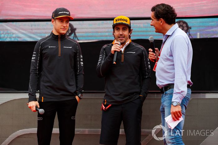 Stoffel Vandoorne, McLaren, y Fernando Alonso, McLaren, siendo entrevistados en el escenario