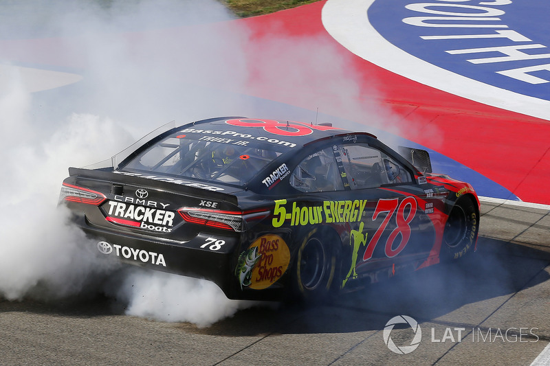 Ganador, Martin Truex Jr., Furniture Row Racing, Toyota Camry Bass Pro Shops/5-hour ENERGY