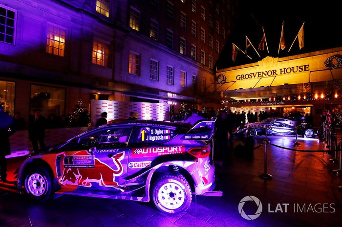 Un Ford WRC en la entrada