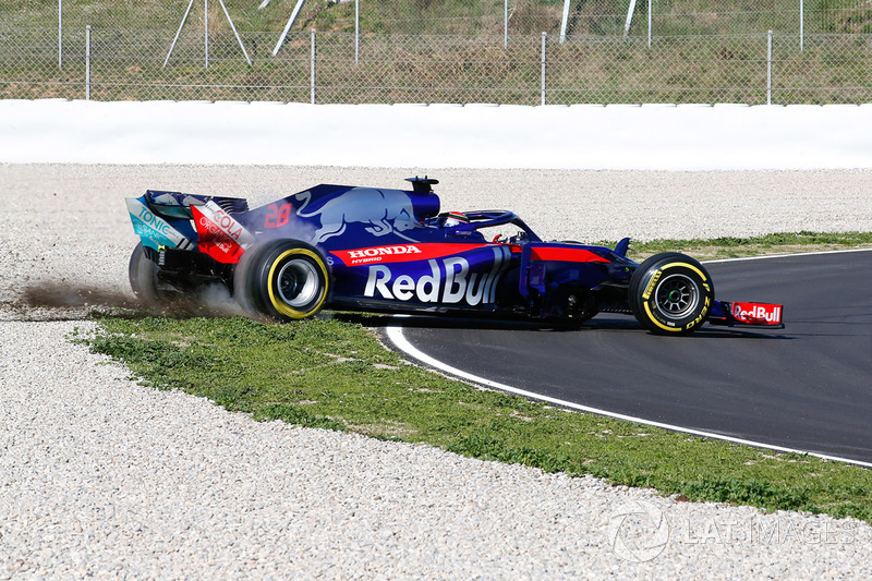 Brendon Hartley, Scuderia Toro Rosso STR13, comes off track