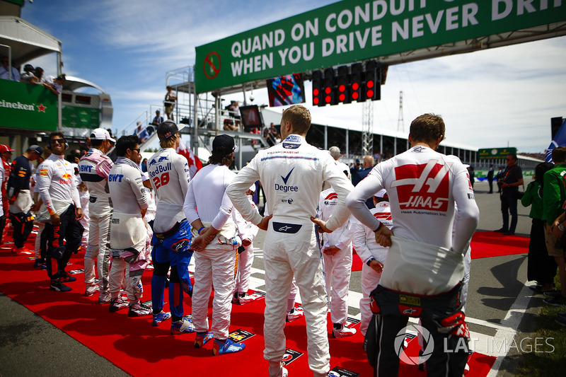 The drivers with the Grid Kids prior to the start