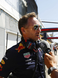Christian Horner, Team Principal, Red Bull Racing, se fait interviewer par Channel 4