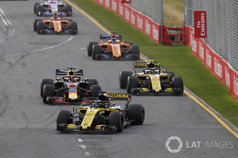 Nico Hulkenberg, Renault Sport F1 Team R.S. 18., devant Daniel Ricciardo, Red Bull Racing RB14 Tag Heuer, et Carlos Sainz Jr., Renault Sport F1 Team R.S. 18