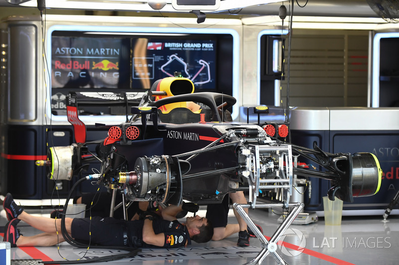 La Red Bull Racing RB14 dans le garage