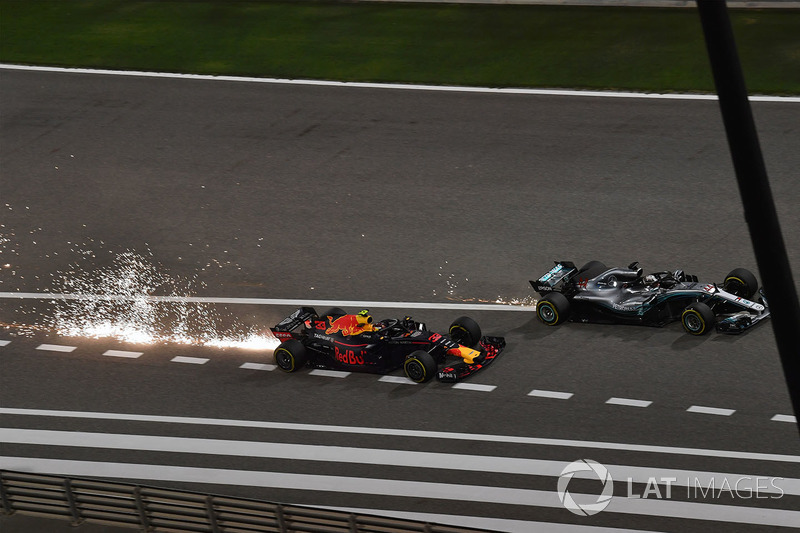 Max Verstappen, Red Bull Racing RB14 y Lewis Hamilton, Mercedes-AMG F1 W09 EQ Power+ batalla
