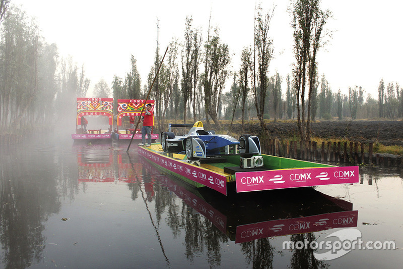 Show Car de Formula E a bordo de una trajinera en Xochimilco