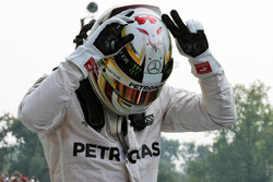 Льюїс Хемілтон, Mercedes AMG F1 святкує свій поул в закритому парку