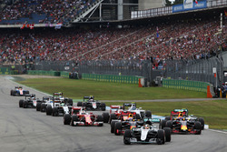 In Führung nach dem Start: Lewis Hamilton, Mercedes AMG F1 W07 Hybrid