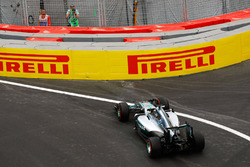 Льюис Хэмилтон, Mercedes AMG F1 W07 Hybrid выезжает за пределы трассы