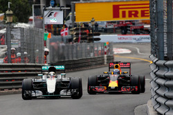 Lewis Hamilton, Mercedes AMG F1 W07 Hybrid et Daniel Ricciardo, Red Bull Racing RB12 en bataille