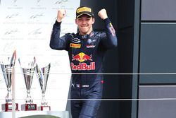Podio: ganador Pierre Gasly, Prema Racing