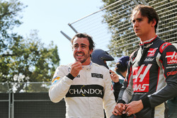 Fernando Alonso, McLaren met Esteban Gutierrez, Haas F1 Team na crash