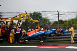 Der Manor Racing MRT05 von Pascal Wehrlein, Manor Racing, wird nach dem Unfall abtransportiert